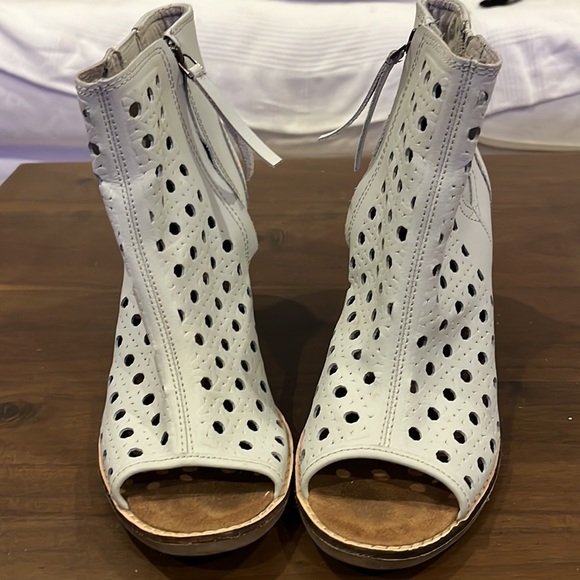 TOMS Basketweave Majorca Leather Peep-toe Bootie Dove white side zip size 7.5 - Picture 3 of 8